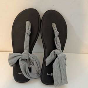 Women’s gray beach sandal